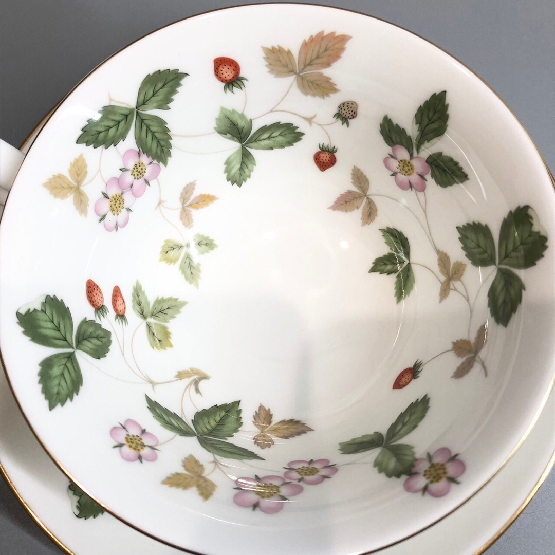 WEDGWOOD(ウェッジウッド)の極美品 ウェッジウッド ワイルドストロベリー カップ&ソーサー インテリア/住まい/日用品のキッチン/食器(食器)の商品写真