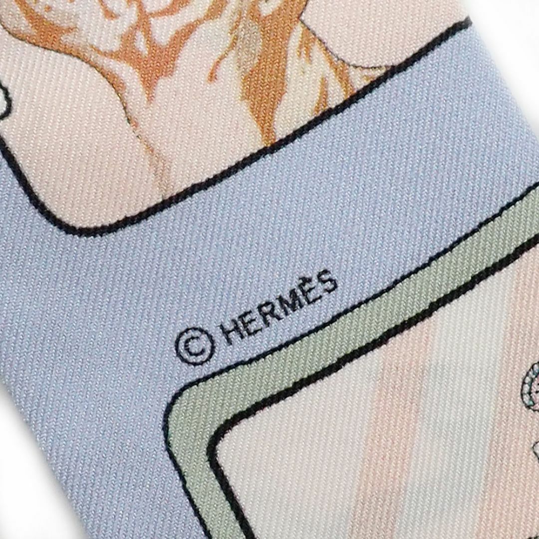 Hermes(エルメス)の未使用品 エルメス ツイリー リボンスカーフ エルメス・ストーリー H063875S セリエ ブルー・パール ピンク グリーン シルク  レディースのファッション小物(バンダナ/スカーフ)の商品写真