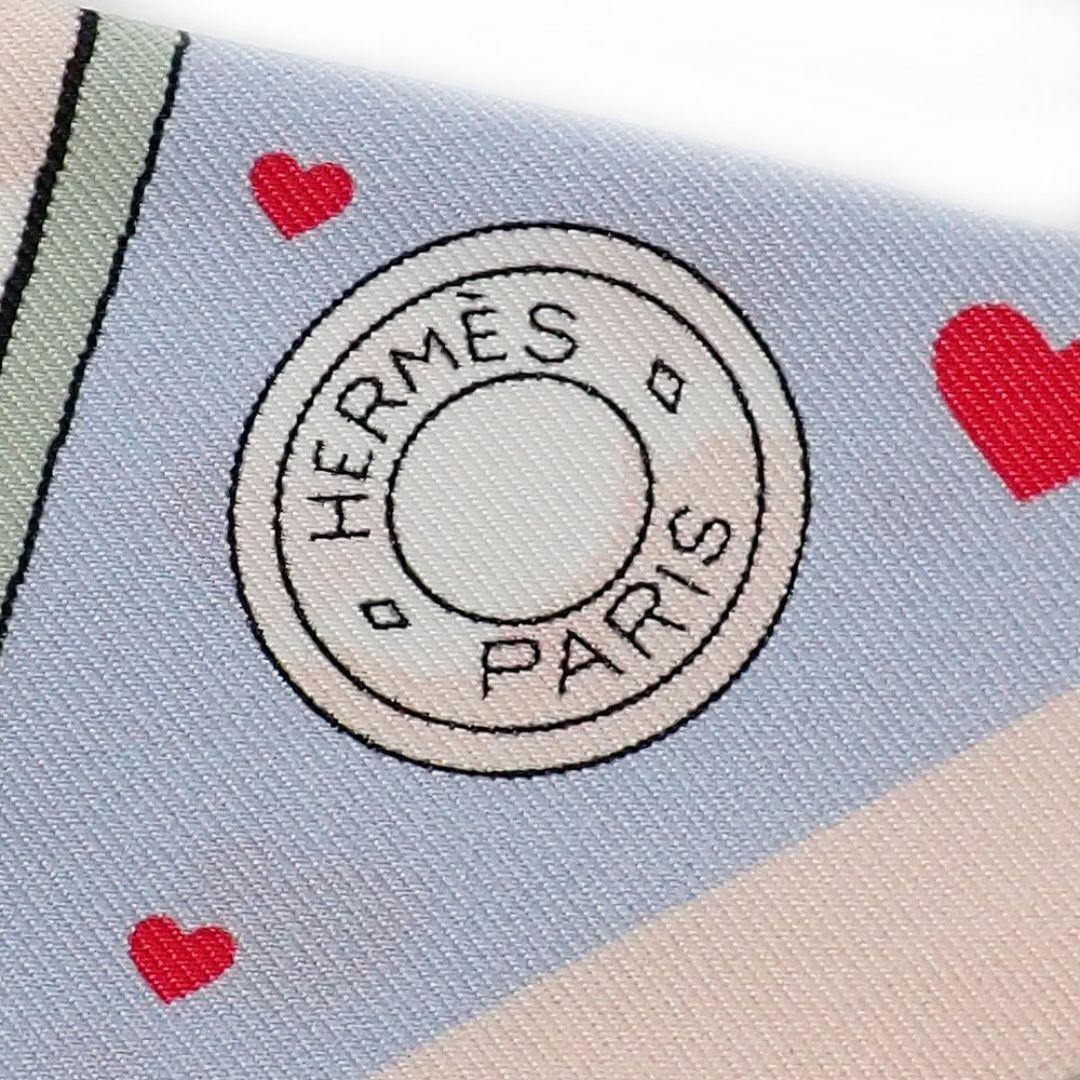 Hermes(エルメス)の未使用品 エルメス ツイリー リボンスカーフ エルメス・ストーリー H063875S セリエ ブルー・パール ピンク グリーン シルク  レディースのファッション小物(バンダナ/スカーフ)の商品写真