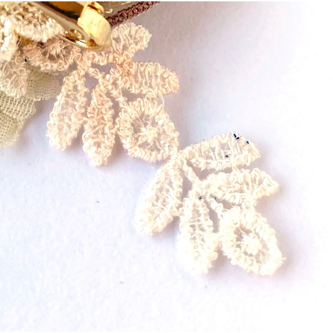 okappalover 片耳蝶の刺繍イヤリング ハンドメイドのアクセサリー(イヤリング)の商品写真