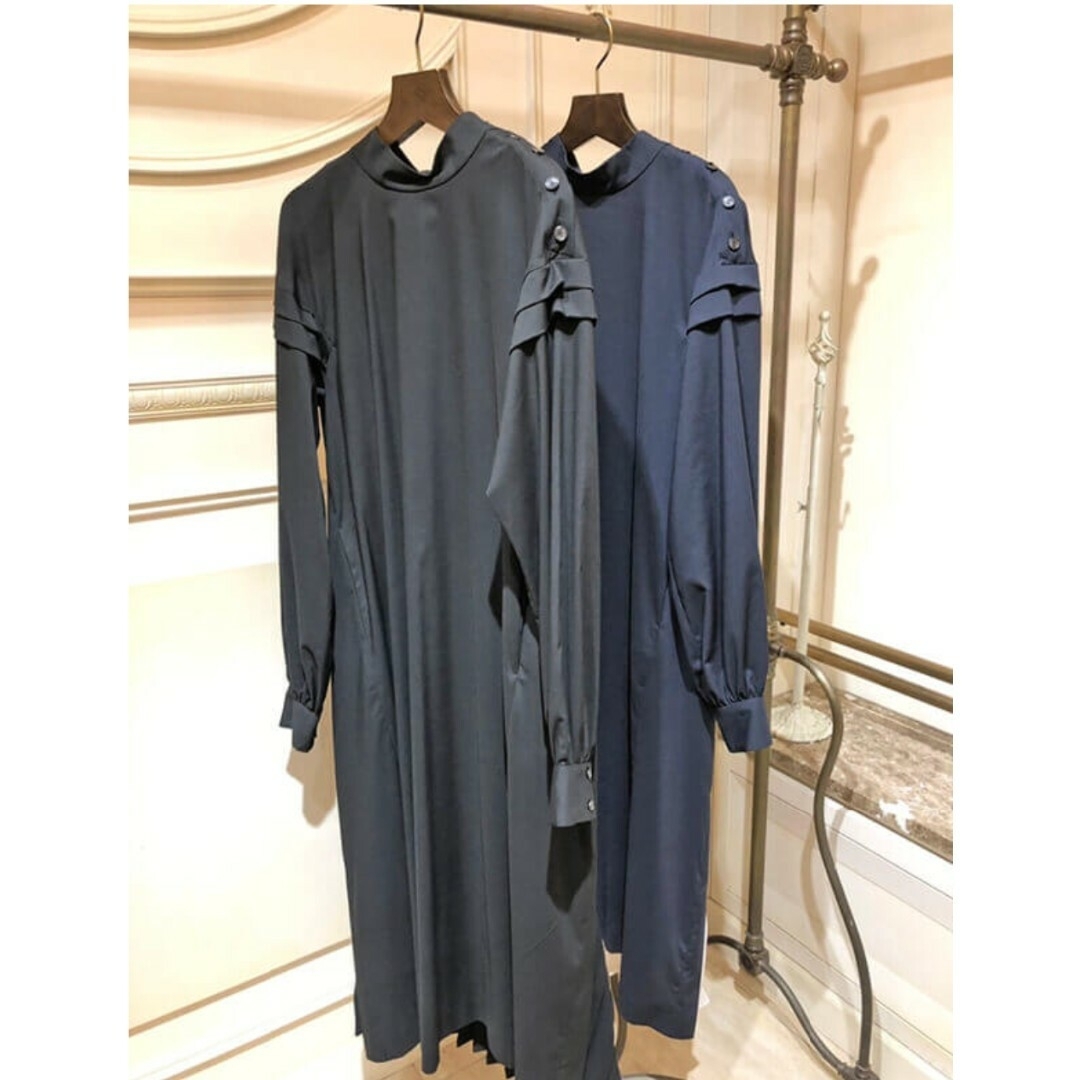 PARIGOT(パリゴ)のPARIGOT別注 EZUMI BACK PLEATS DRESS レディースのワンピース(ロングワンピース/マキシワンピース)の商品写真