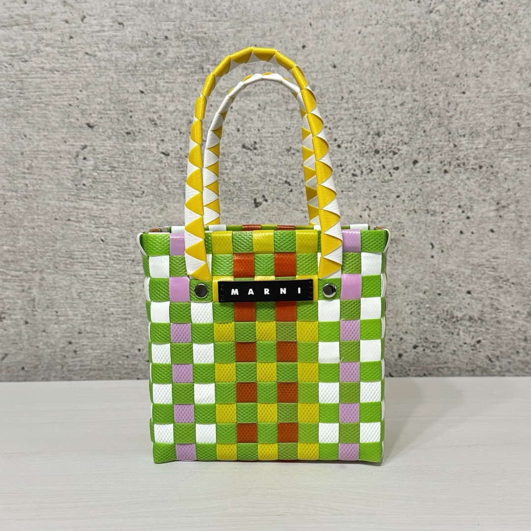 Marni(マルニ)の新品　マルニ　キッズ　ボルサ　マイクロミニバスケット　かごバッグ　グリーン　人気 レディースのバッグ(かごバッグ/ストローバッグ)の商品写真