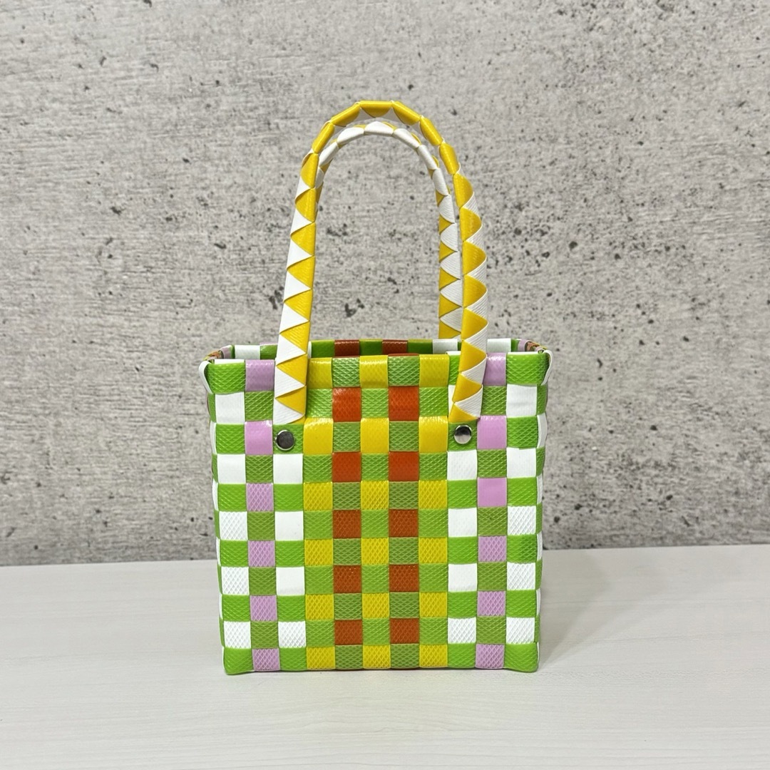 Marni(マルニ)の新品　マルニ　キッズ　ボルサ　マイクロミニバスケット　かごバッグ　グリーン　人気 レディースのバッグ(かごバッグ/ストローバッグ)の商品写真