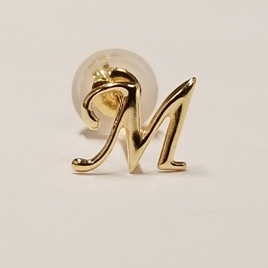 新品　K18イニシャルピアス『M』片耳分 レディースのアクセサリー(ピアス)の商品写真