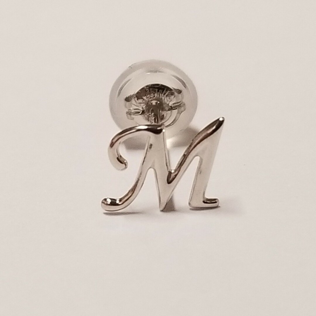 新品　K14ホワイトゴールドイニシャル『M』ピアス　片耳分 レディースのアクセサリー(ピアス)の商品写真