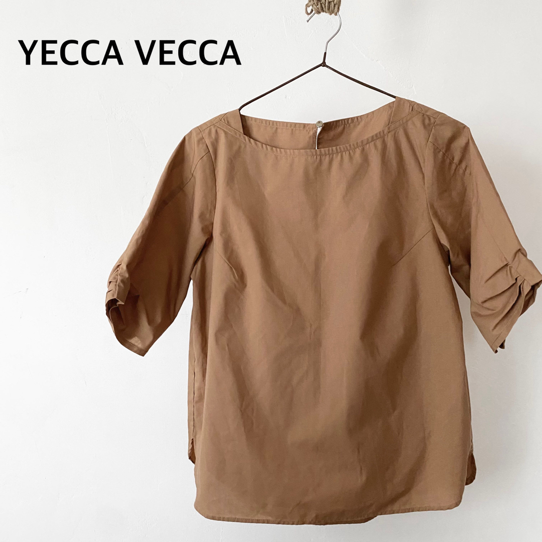 YECCA VECCA(イェッカヴェッカ)のイェッカヴェッカ　ベージュ系　ブラウン系　半袖　トップス　シャツ　カットソー レディースのトップス(シャツ/ブラウス(半袖/袖なし))の商品写真