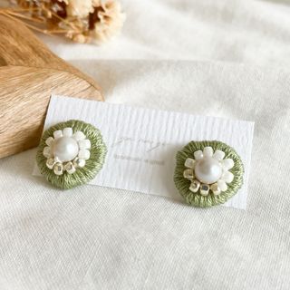 グリーン　手刺繍の小ぶり パールピアス/イヤリング  サージカルステンレス(ピアス)