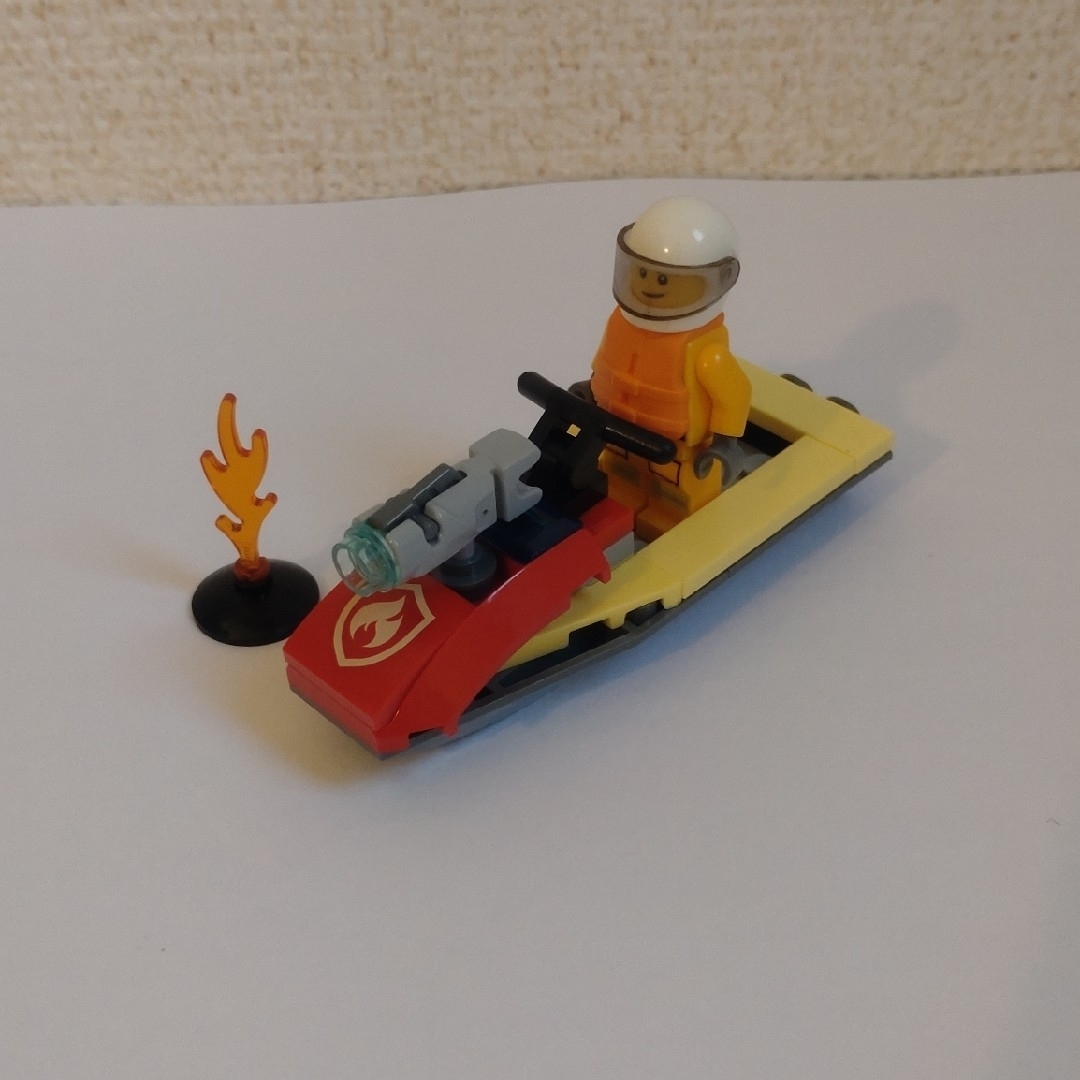Lego(レゴ)のレゴシティ 消防危険物取扱車＆消防隊 ウォータークラフト エンタメ/ホビーのおもちゃ/ぬいぐるみ(模型/プラモデル)の商品写真