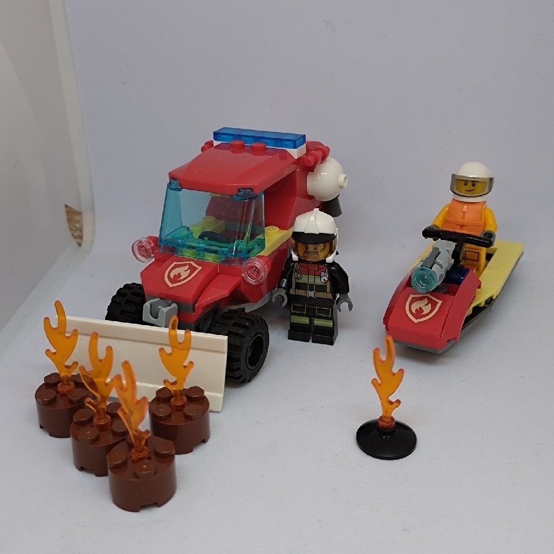 Lego(レゴ)のレゴシティ 消防危険物取扱車＆消防隊 ウォータークラフト エンタメ/ホビーのおもちゃ/ぬいぐるみ(模型/プラモデル)の商品写真
