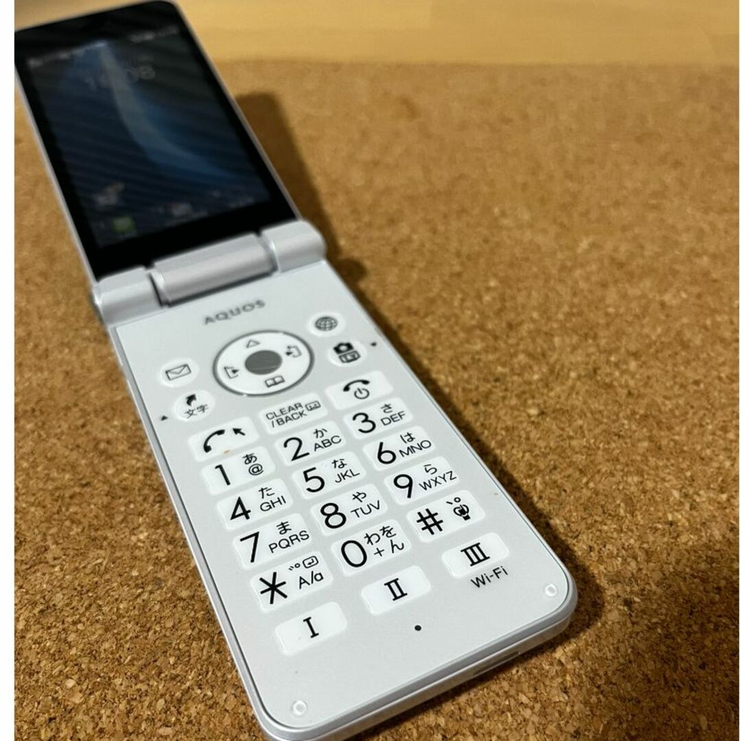 SHARP(シャープ)の601SH AQUOS ケータイ2 SoftBank シルバー シムロック解除済 スマホ/家電/カメラのスマートフォン/携帯電話(携帯電話本体)の商品写真
