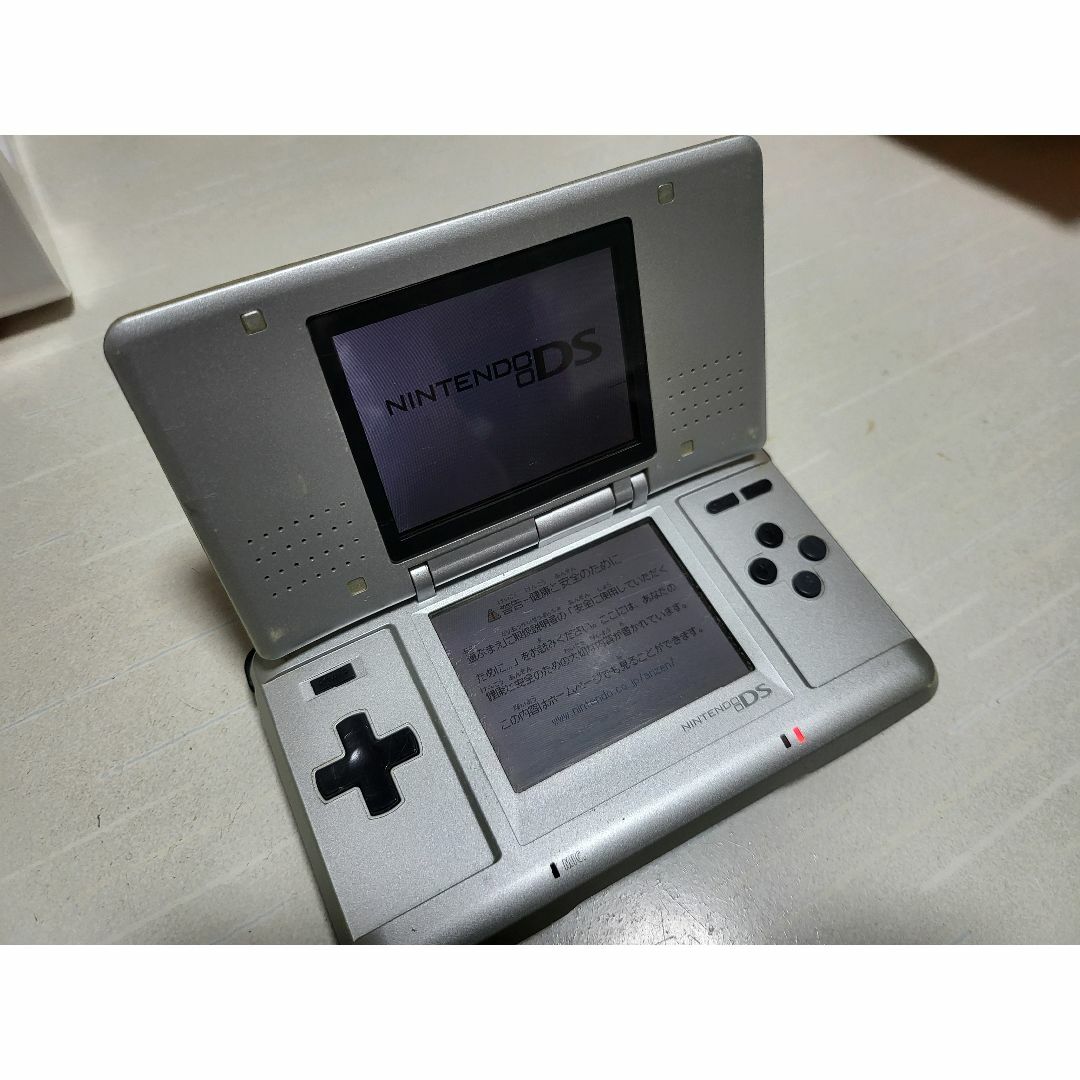 任天堂(ニンテンドウ)の動作OK ジャンク Nintendo DS 初期型 シルバー 液晶チラつきあり エンタメ/ホビーのゲームソフト/ゲーム機本体(携帯用ゲーム機本体)の商品写真