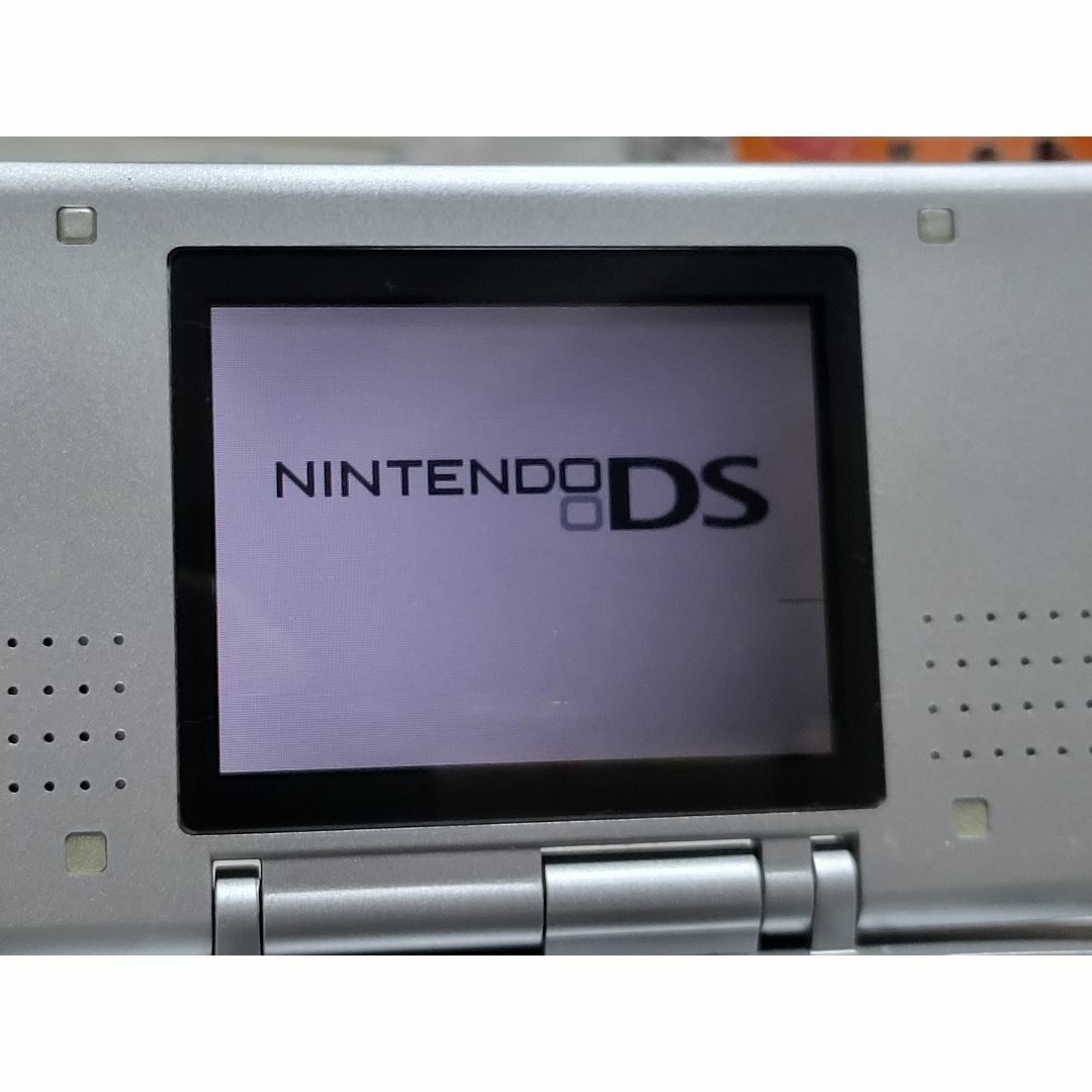 任天堂(ニンテンドウ)の動作OK ジャンク Nintendo DS 初期型 シルバー 液晶チラつきあり エンタメ/ホビーのゲームソフト/ゲーム機本体(携帯用ゲーム機本体)の商品写真