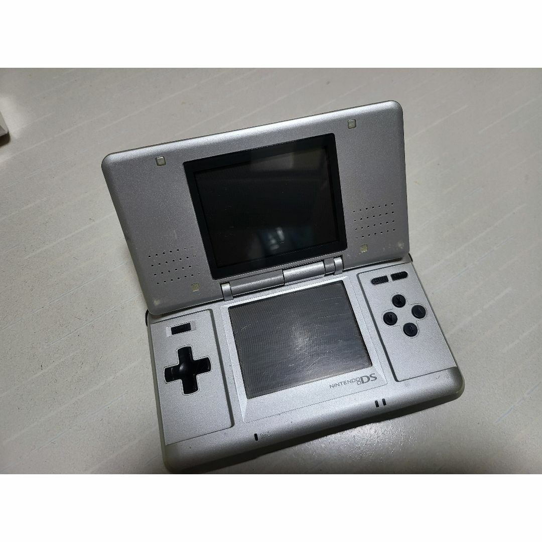 任天堂(ニンテンドウ)の動作OK ジャンク Nintendo DS 初期型 シルバー 液晶チラつきあり エンタメ/ホビーのゲームソフト/ゲーム機本体(携帯用ゲーム機本体)の商品写真