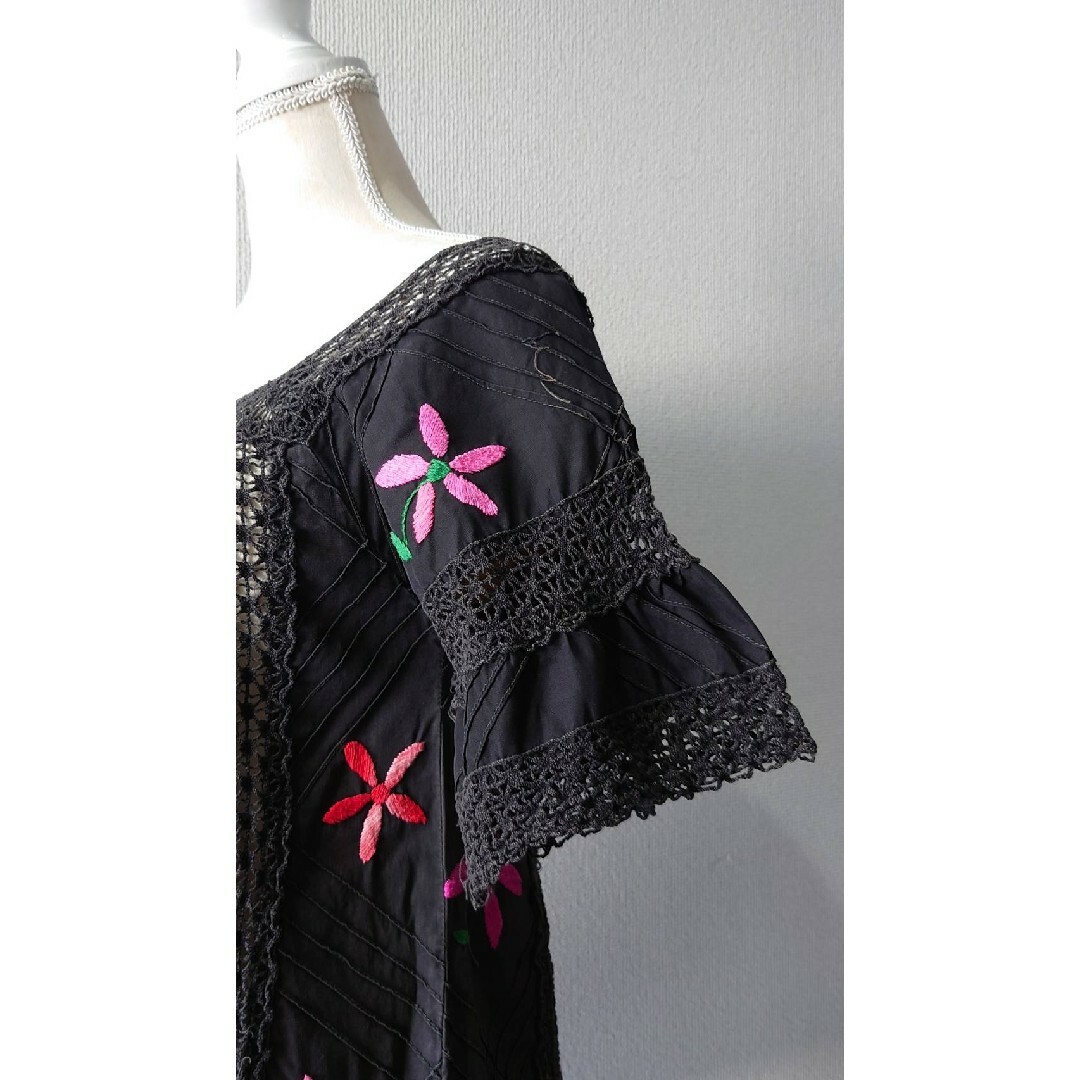 花柄刺繍 メキシカン ブラウス ブラック 半袖 チュニック レディースのトップス(チュニック)の商品写真