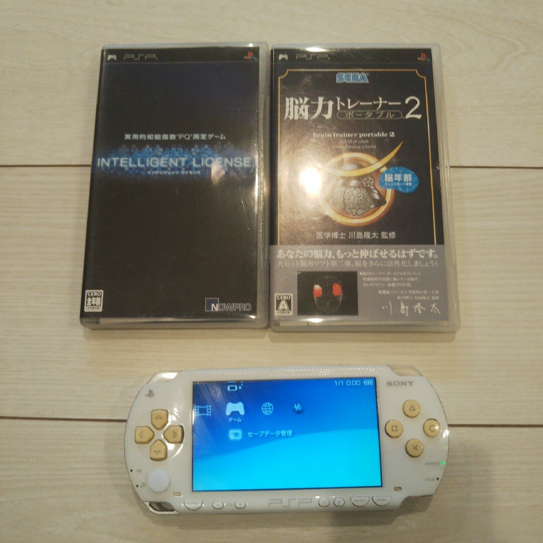 PlayStation Portable(プレイステーションポータブル)の良品⭐️psp本体⭐️白2。純正バッテリー、ゲーム２つ付き♪動作OK♪除菌済み！ エンタメ/ホビーのゲームソフト/ゲーム機本体(携帯用ゲーム機本体)の商品写真