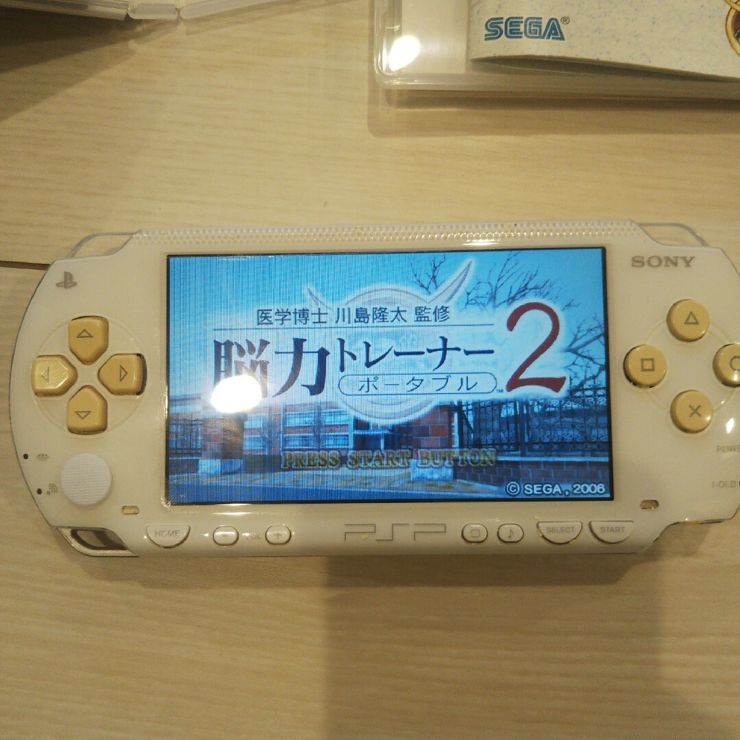 PlayStation Portable(プレイステーションポータブル)の良品⭐️psp本体⭐️白2。純正バッテリー、ゲーム２つ付き♪動作OK♪除菌済み！ エンタメ/ホビーのゲームソフト/ゲーム機本体(携帯用ゲーム機本体)の商品写真