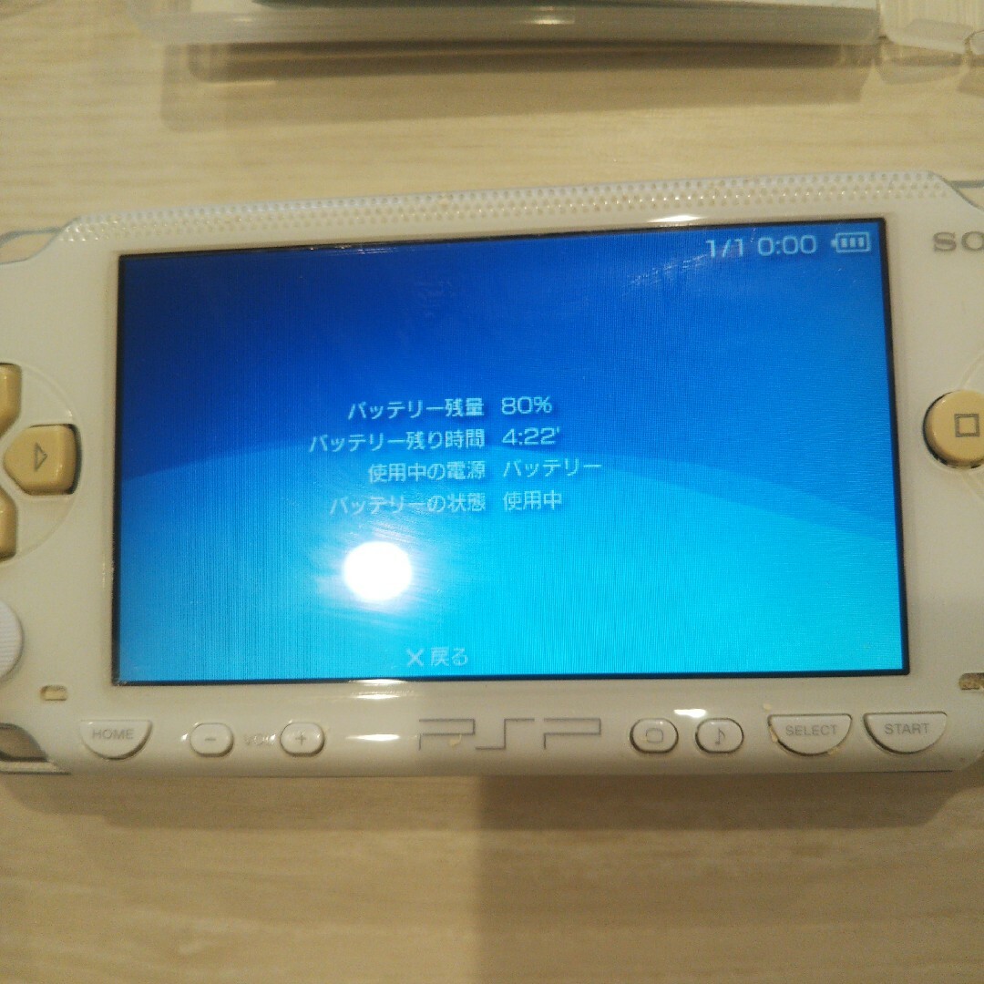 PlayStation Portable(プレイステーションポータブル)の良品⭐️psp本体⭐️白2。純正バッテリー、ゲーム２つ付き♪動作OK♪除菌済み！ エンタメ/ホビーのゲームソフト/ゲーム機本体(携帯用ゲーム機本体)の商品写真