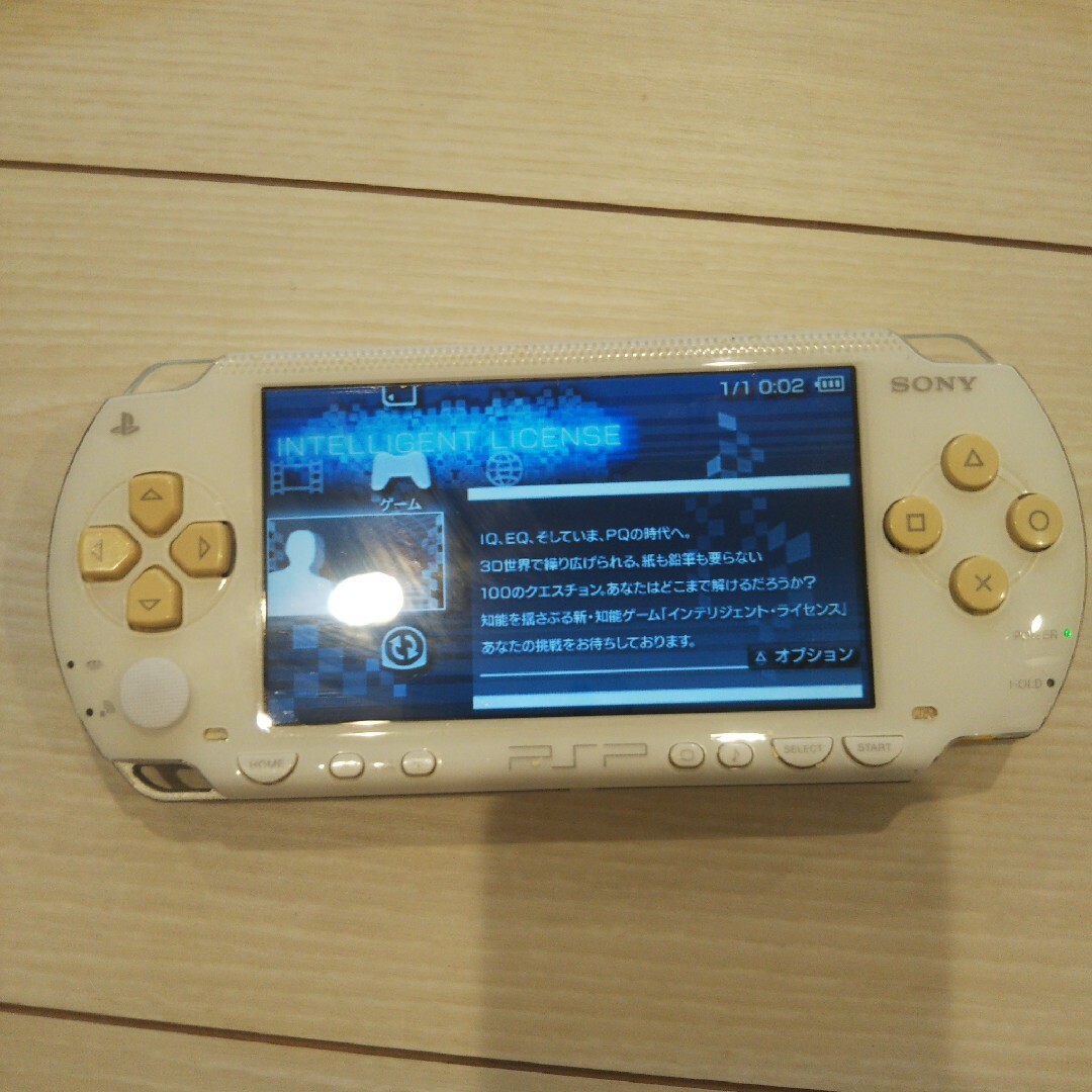 PlayStation Portable(プレイステーションポータブル)の良品⭐️psp本体⭐️白2。純正バッテリー、ゲーム２つ付き♪動作OK♪除菌済み！ エンタメ/ホビーのゲームソフト/ゲーム機本体(携帯用ゲーム機本体)の商品写真