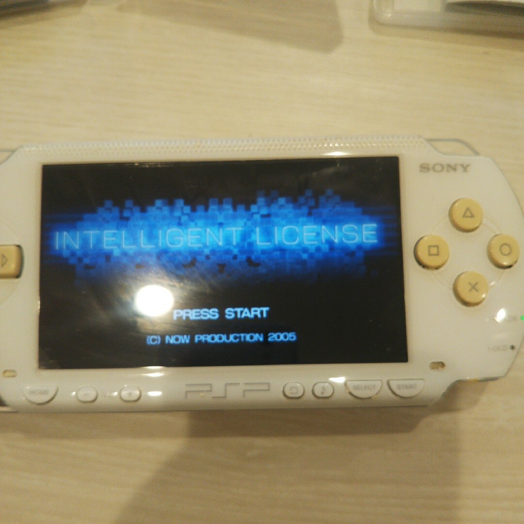 PlayStation Portable(プレイステーションポータブル)の良品⭐️psp本体⭐️白2。純正バッテリー、ゲーム２つ付き♪動作OK♪除菌済み！ エンタメ/ホビーのゲームソフト/ゲーム機本体(携帯用ゲーム機本体)の商品写真