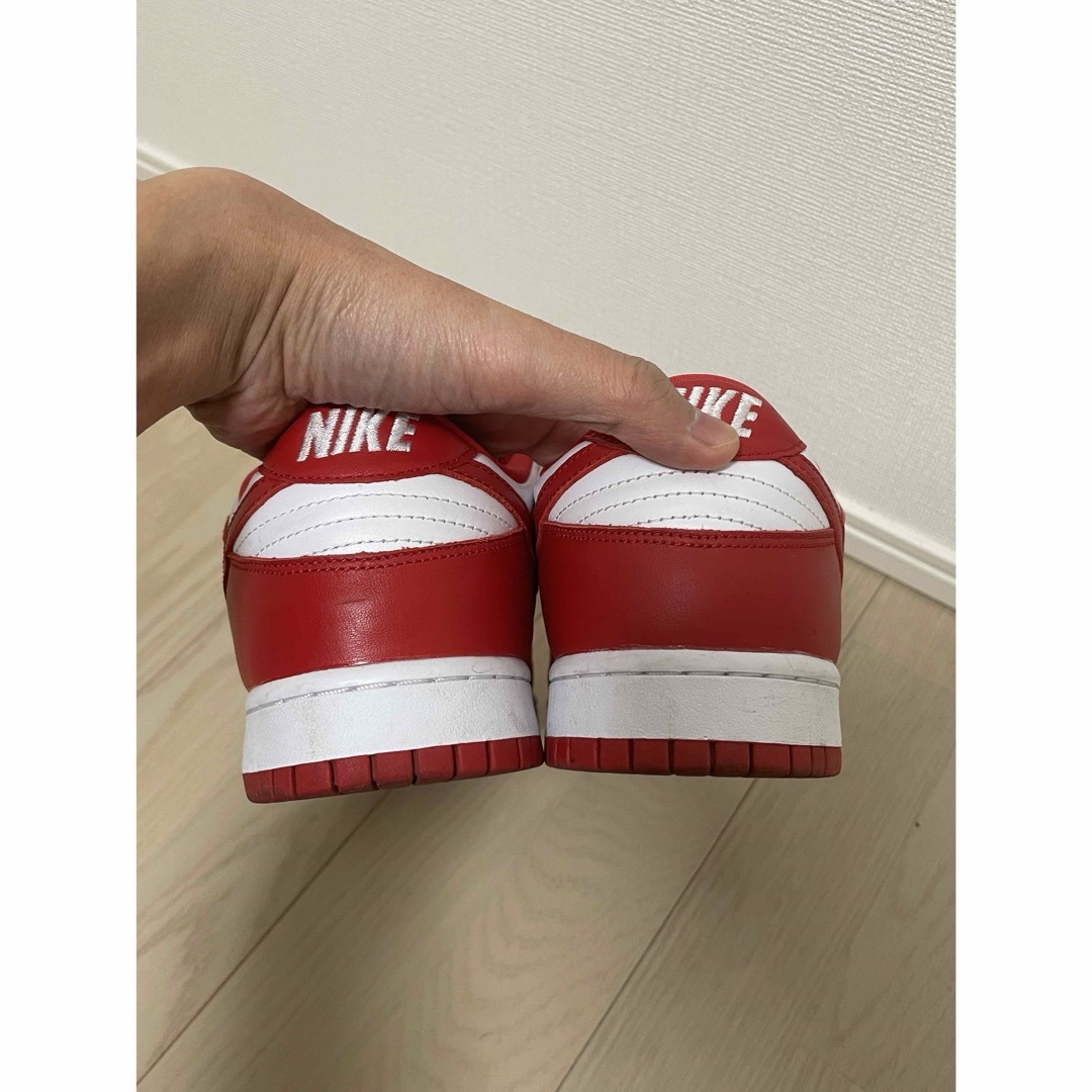 NIKE(ナイキ)のNIKE DUNK LOW UNIVERSITY RED (28cm) メンズの靴/シューズ(スニーカー)の商品写真