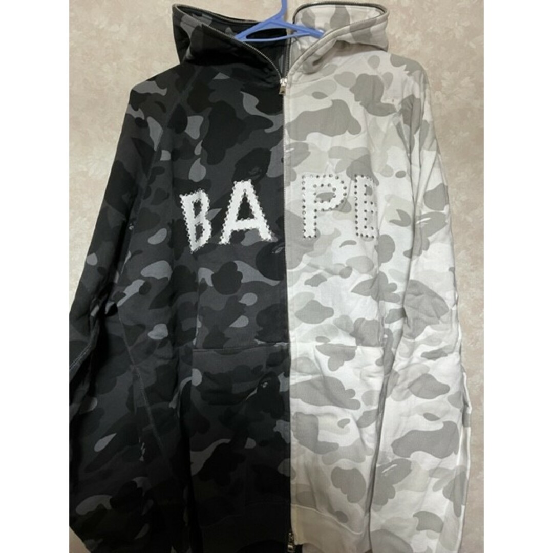 A BATHING APE(アベイシングエイプ)のA BATHING APEドッキング　ライトストーンパーカー白黒カモ メンズのトップス(パーカー)の商品写真