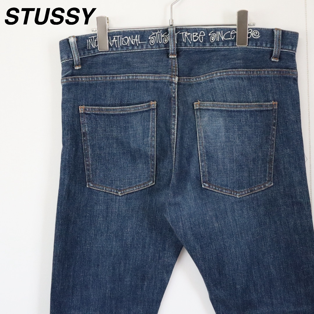 STUSSY(ステューシー)の【希少】ステューシー／デニムパンツ　刺繍ロゴ　バックロゴ　W32　スリムフィット メンズのパンツ(デニム/ジーンズ)の商品写真