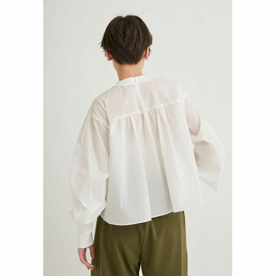 emmi atelier(エミアトリエ)の新品タグ付き 完売品 emmi atelier フリルボリュームブラウス WHT レディースのトップス(シャツ/ブラウス(長袖/七分))の商品写真