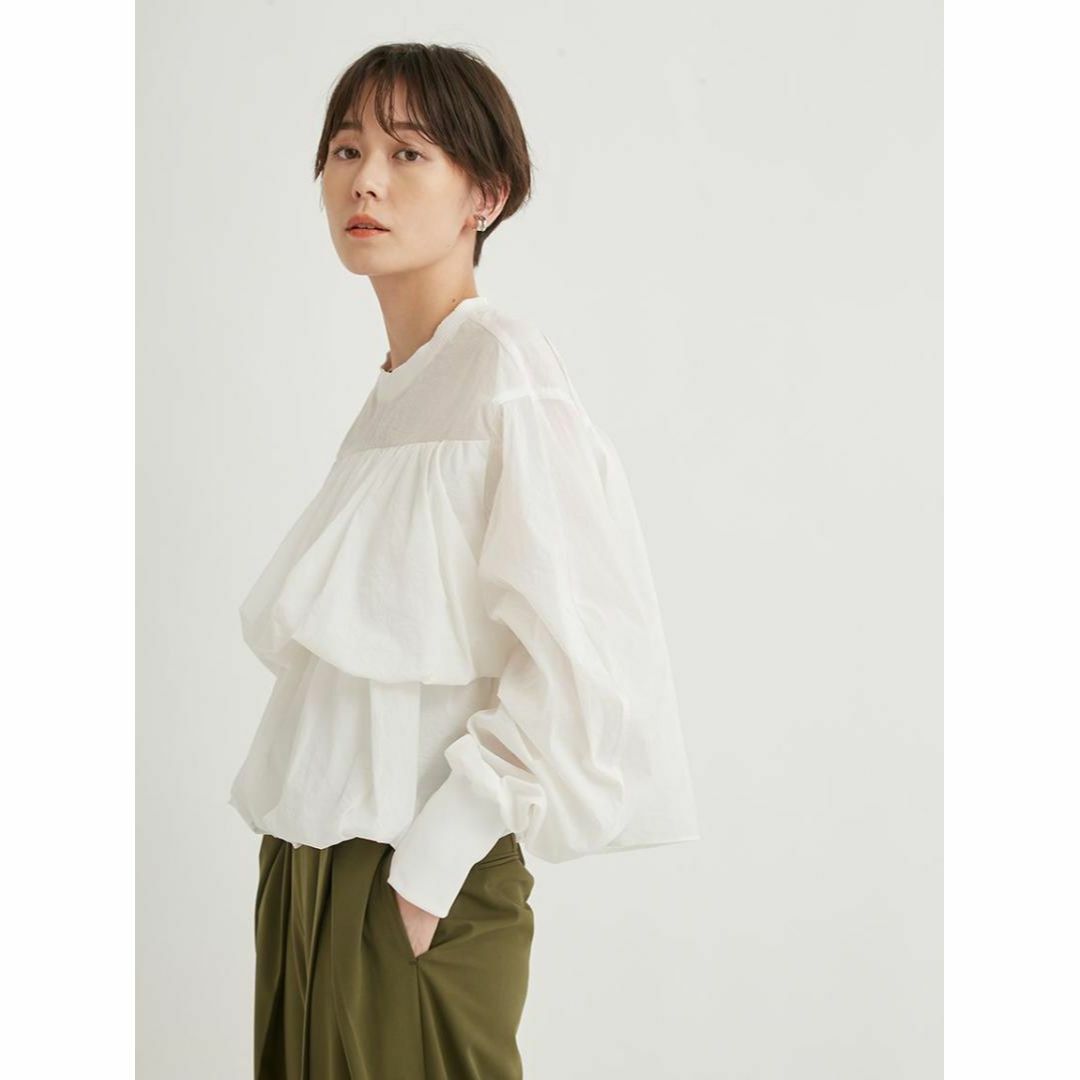 emmi atelier(エミアトリエ)の新品タグ付き 完売品 emmi atelier フリルボリュームブラウス WHT レディースのトップス(シャツ/ブラウス(長袖/七分))の商品写真