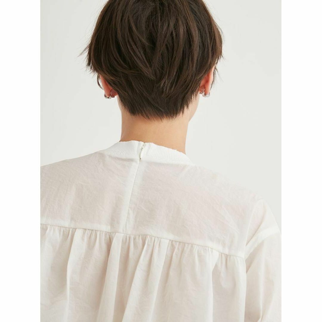 emmi atelier(エミアトリエ)の新品タグ付き 完売品 emmi atelier フリルボリュームブラウス WHT レディースのトップス(シャツ/ブラウス(長袖/七分))の商品写真