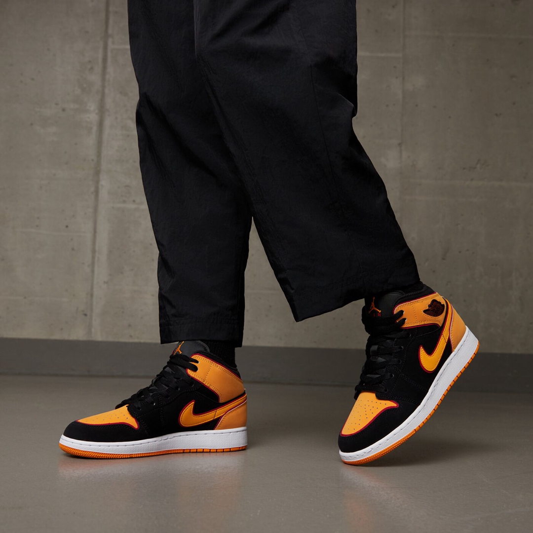 Jordan Brand（NIKE）(ジョーダン)の【新品24cm】NIKE エアジョーダン１MID GS ブラック/オレンジ レディースの靴/シューズ(スニーカー)の商品写真