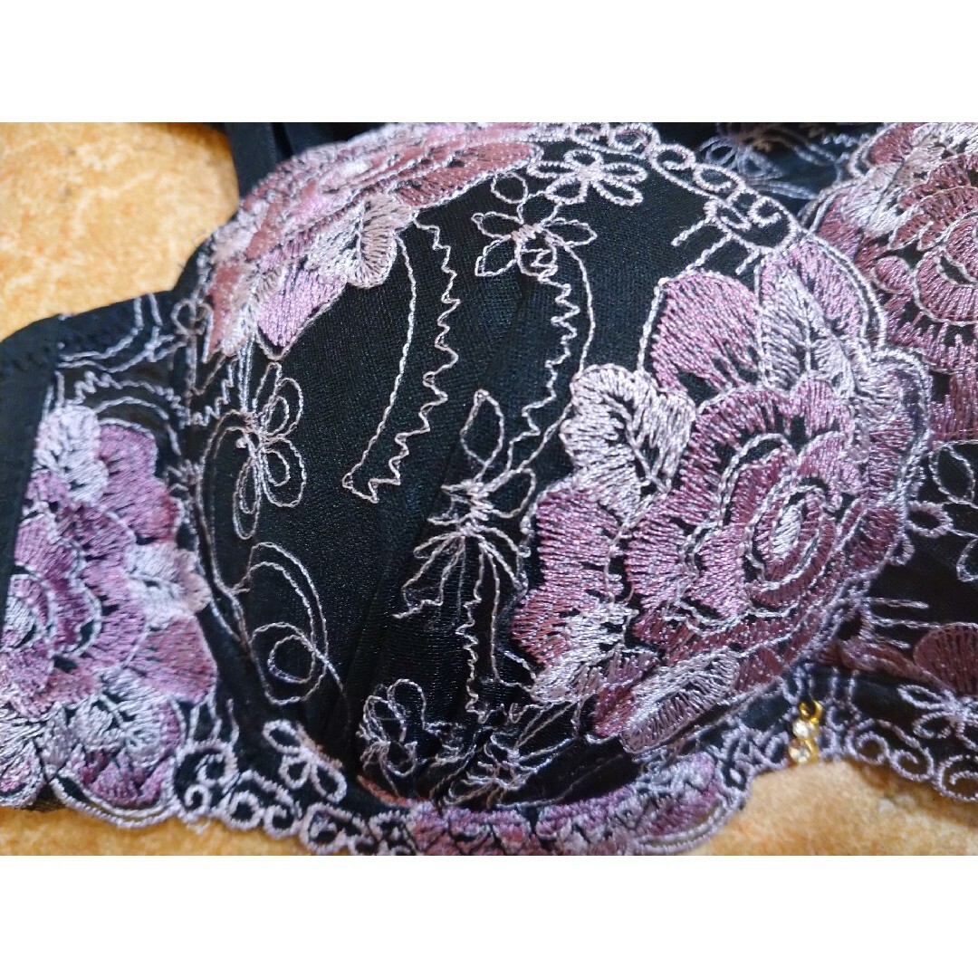 未使用　ブラジャー　ショーツ　上下セット　黒　刺繍　C75 レディースの下着/アンダーウェア(ブラ&ショーツセット)の商品写真