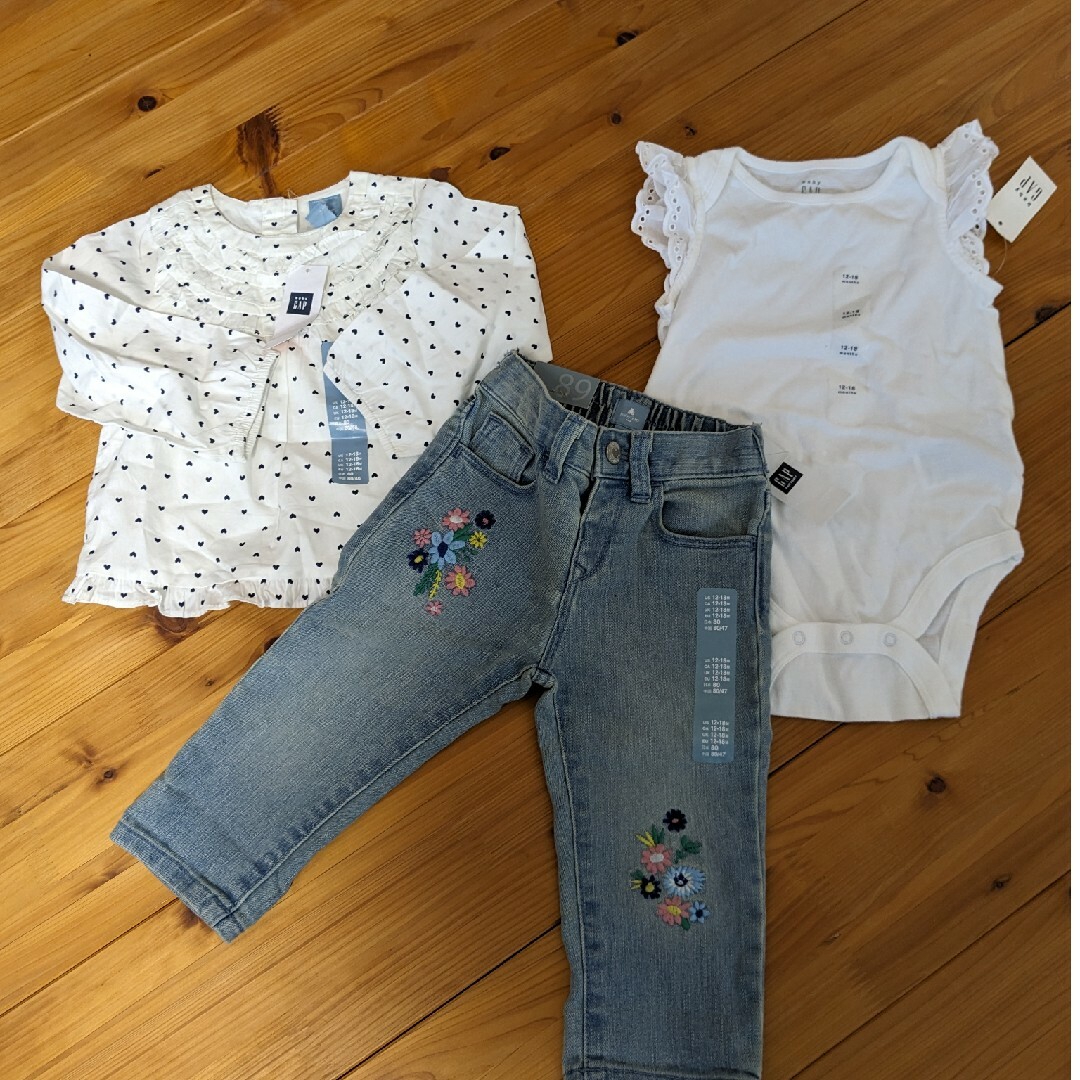 babyGAP(ベビーギャップ)の新品　babygap 3点セット80 キッズ/ベビー/マタニティのベビー服(~85cm)(ロンパース)の商品写真