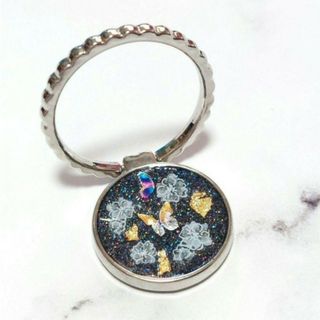 メタリックバタフライと花のスマホリング（ブラック）　ハンドメイド　一点物(その他)