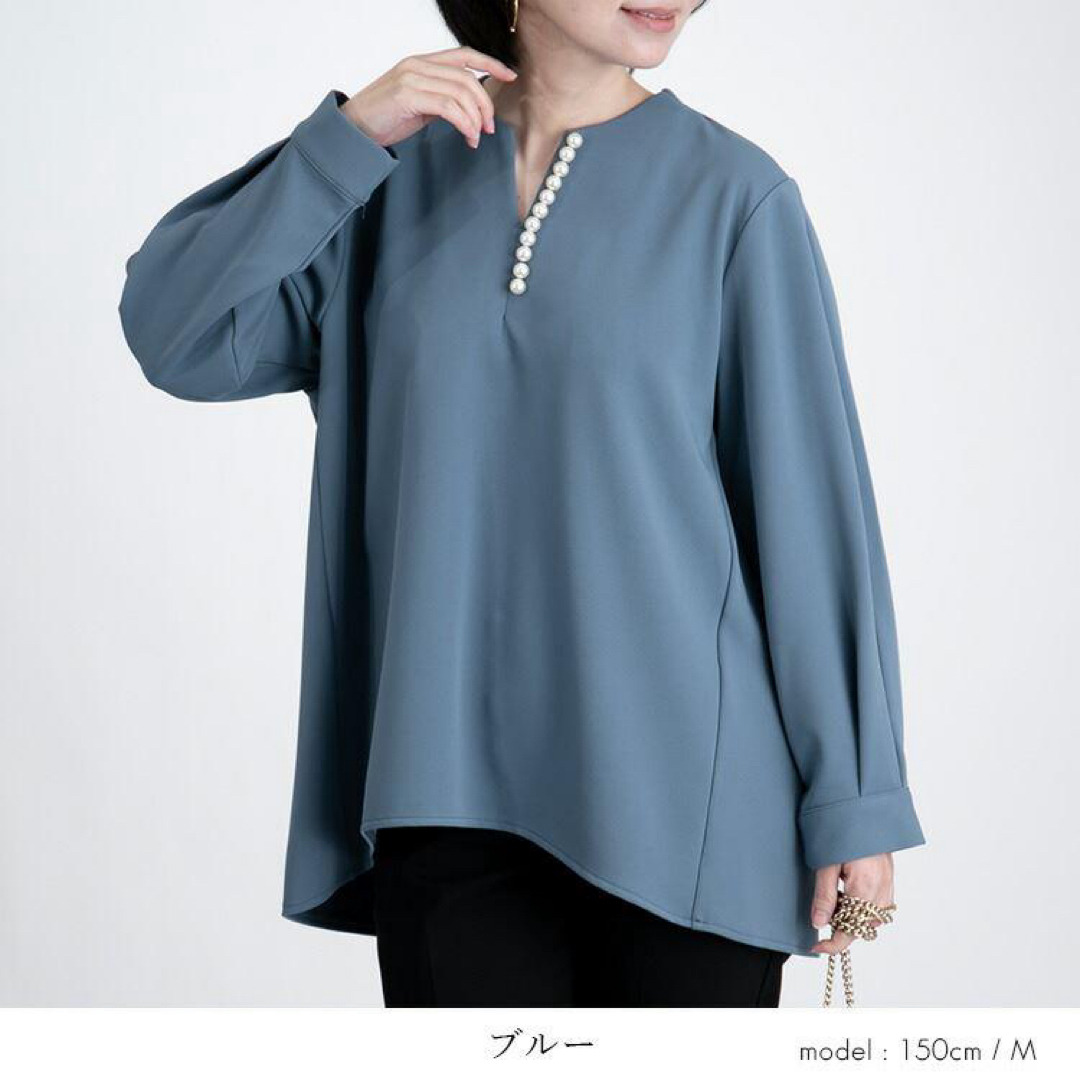 crea modo(クレアモード)のクレアモード新品未使用タグ付きパール付きキーネックブラウス ブルー 洗濯可能 レディースのトップス(シャツ/ブラウス(長袖/七分))の商品写真