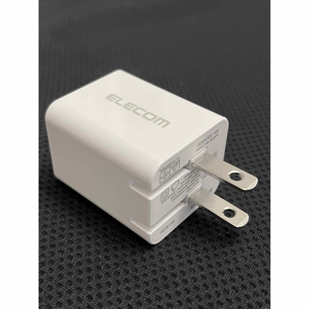 ELECOM(エレコム)のELECOM製 EC-AC22WH 超高速充電器 スマホ/家電/カメラのスマートフォン/携帯電話(バッテリー/充電器)の商品写真