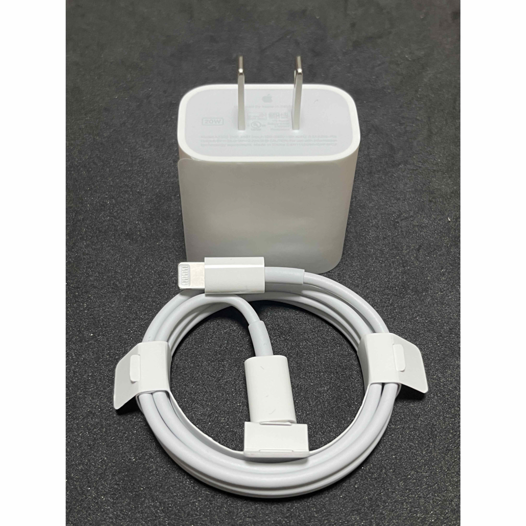 Apple(アップル)の【新品未使用】Apple純正20W充電器 ＆USB-Cケーブル スマホ/家電/カメラのスマートフォン/携帯電話(バッテリー/充電器)の商品写真