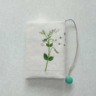 文庫本刺繍のブックカバー　グリーンピース(ブックカバー)