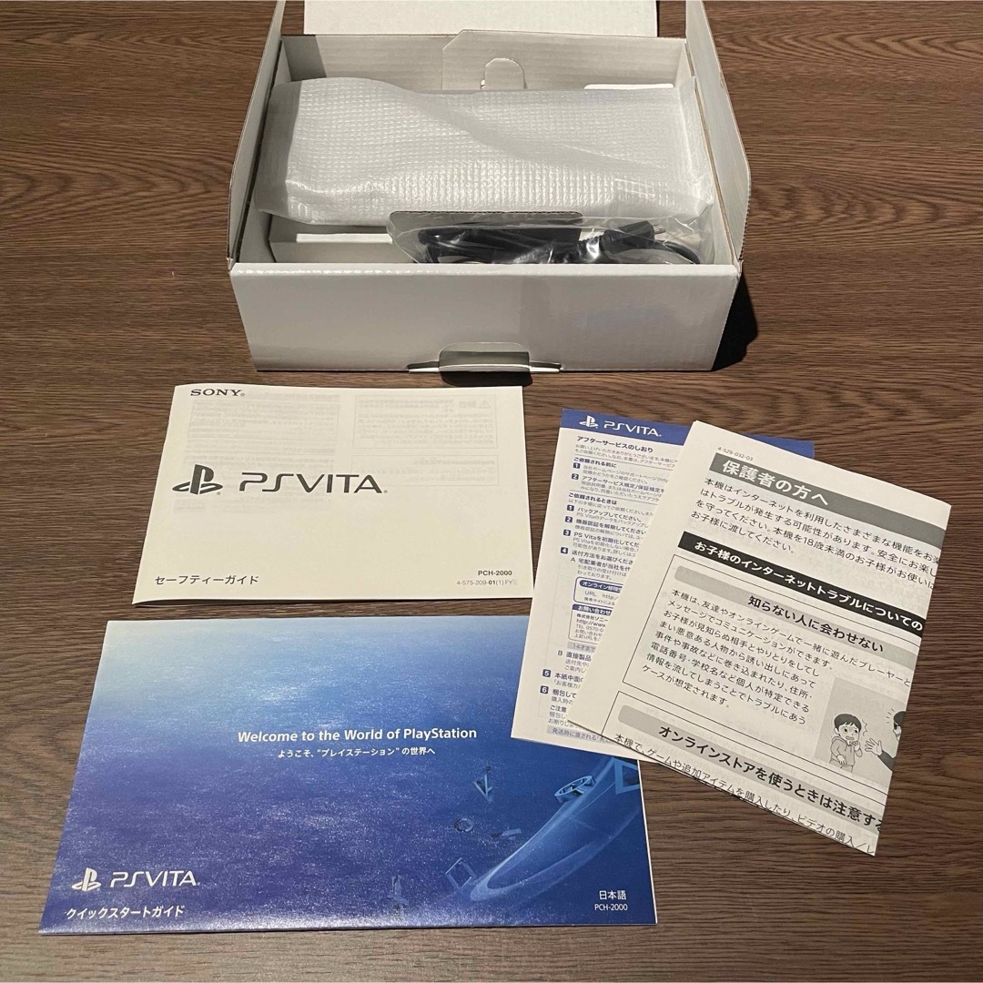 PlayStation Vita(プレイステーションヴィータ)のSONY PlayStationVITA 本体  PCH-2000 ZA11 エンタメ/ホビーのゲームソフト/ゲーム機本体(携帯用ゲーム機本体)の商品写真