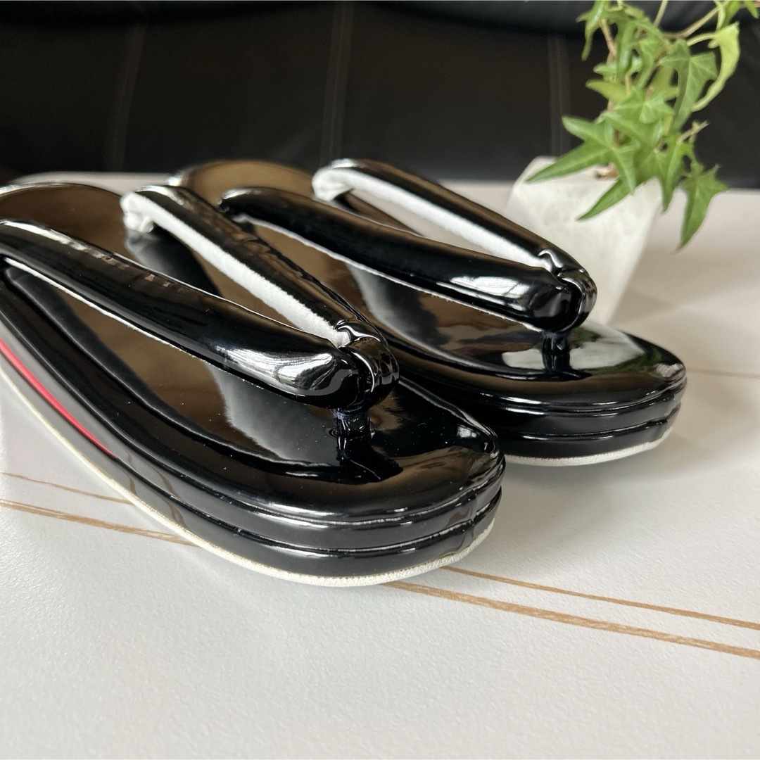 フォーマルエナメル草履 台2.5枚／ブラック&レッド レディースの靴/シューズ(下駄/草履)の商品写真