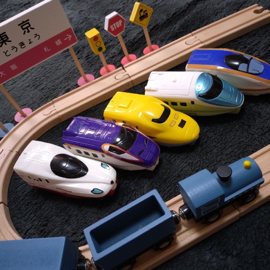 電車のおもちゃ　まとめ売り　ハッピーセット　プラレール　木製レール　汽車 キッズ/ベビー/マタニティのおもちゃ(電車のおもちゃ/車)の商品写真