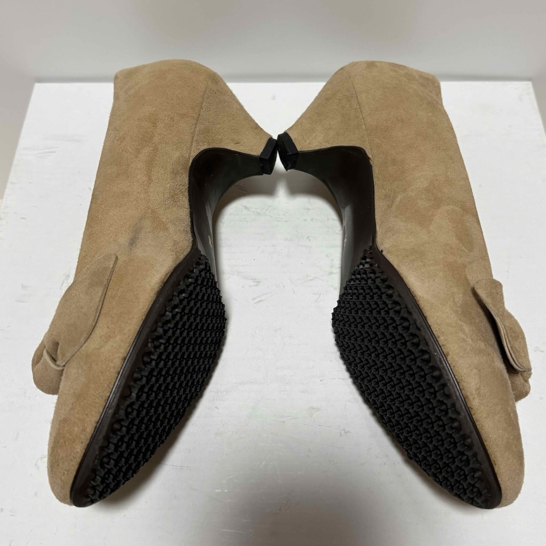 KANEKO ISAO(カネコイサオ)のカネコイサオ　ヌバック　リボンパンプス　S   ベージュ レディースの靴/シューズ(ハイヒール/パンプス)の商品写真