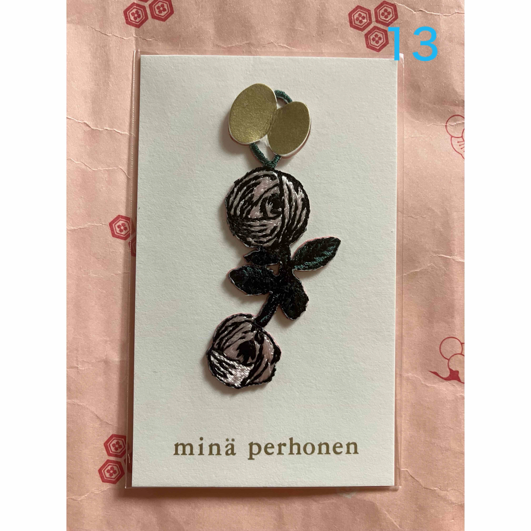 mina perhonen(ミナペルホネン)のミナペルホネン ノベルティ チャーム rosy 薄いピンク系 非売品 ミナ エンタメ/ホビーのコレクション(ノベルティグッズ)の商品写真