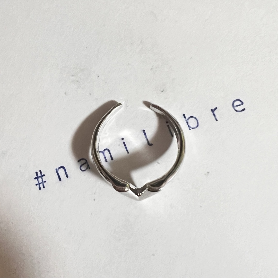 シルバーリング 925 銀 V字 イニシャル 文字 フリーリング 韓国 指輪 メンズのアクセサリー(リング(指輪))の商品写真