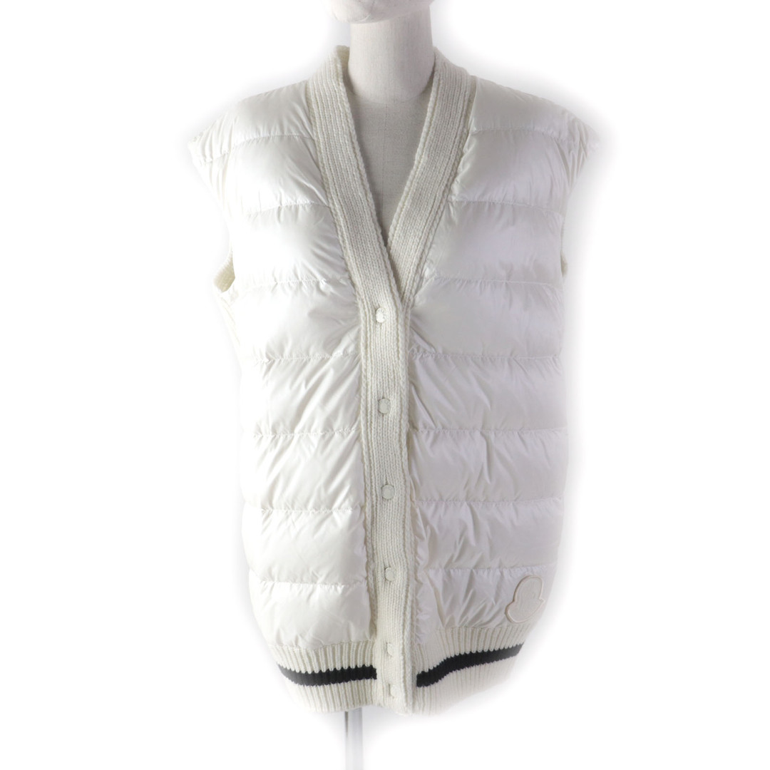 MONCLER(モンクレール)の極美品★MONCLER モンクレール 22年製 GILET TRICOT デカロゴワッペン・ロゴボタン付 ニット切替 ダウンベスト ホワイト ブラック S 正規品 レディース レディースのジャケット/アウター(ダウンベスト)の商品写真