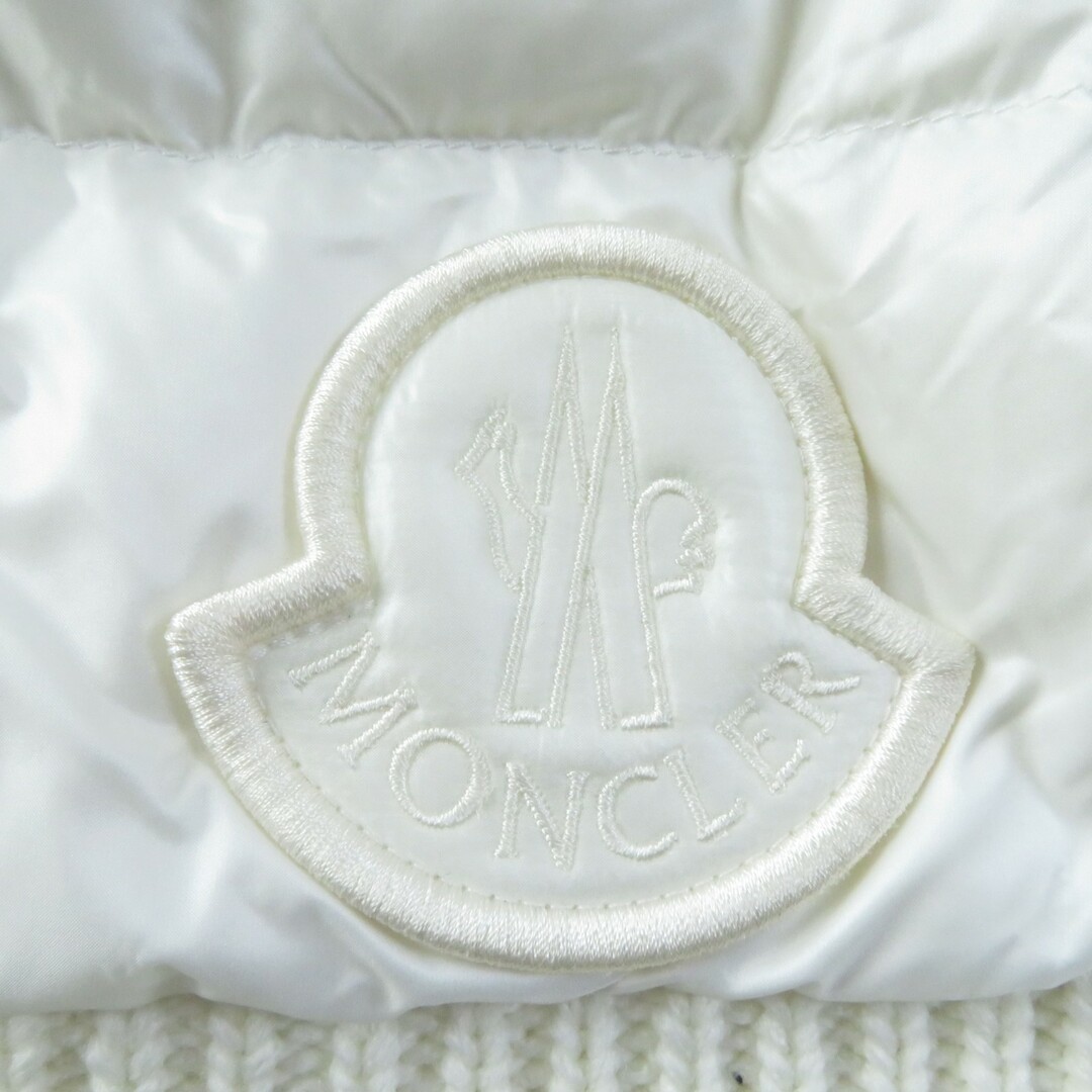 MONCLER(モンクレール)の極美品★MONCLER モンクレール 22年製 GILET TRICOT デカロゴワッペン・ロゴボタン付 ニット切替 ダウンベスト ホワイト ブラック S 正規品 レディース レディースのジャケット/アウター(ダウンベスト)の商品写真