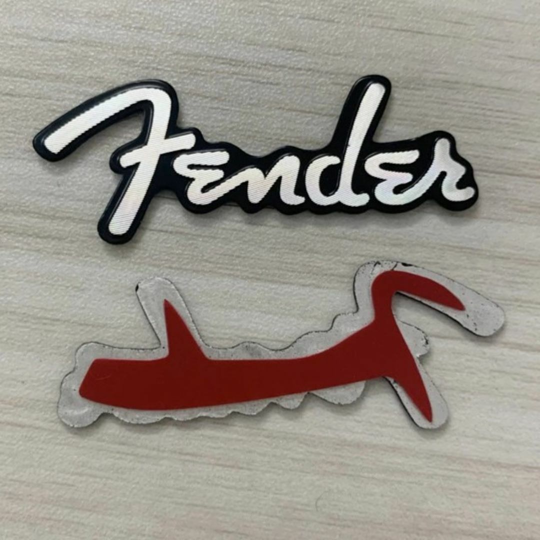 Fender(フェンダー)のFender フェンダー アルミ エンブレム プレート シルバー/ブラック g 楽器のギター(エレキギター)の商品写真