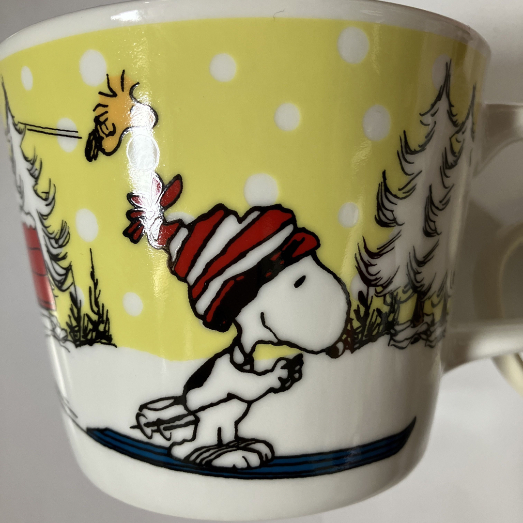 SNOOPY(スヌーピー)の新品未使用 陶器のマグカップ 雪山でスキーをするスヌーピーのイラスト インテリア/住まい/日用品のキッチン/食器(グラス/カップ)の商品写真