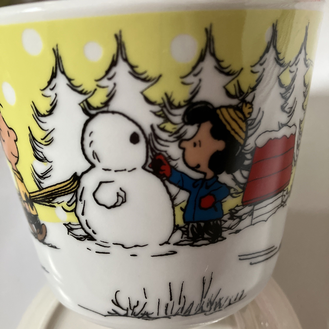 SNOOPY(スヌーピー)の新品未使用 陶器のマグカップ 雪山でスキーをするスヌーピーのイラスト インテリア/住まい/日用品のキッチン/食器(グラス/カップ)の商品写真