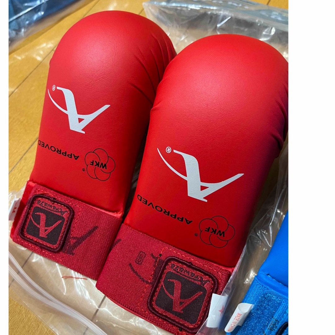 空手　新品拳サポーター　赤・青２セット！ スポーツ/アウトドアの野球(防具)の商品写真