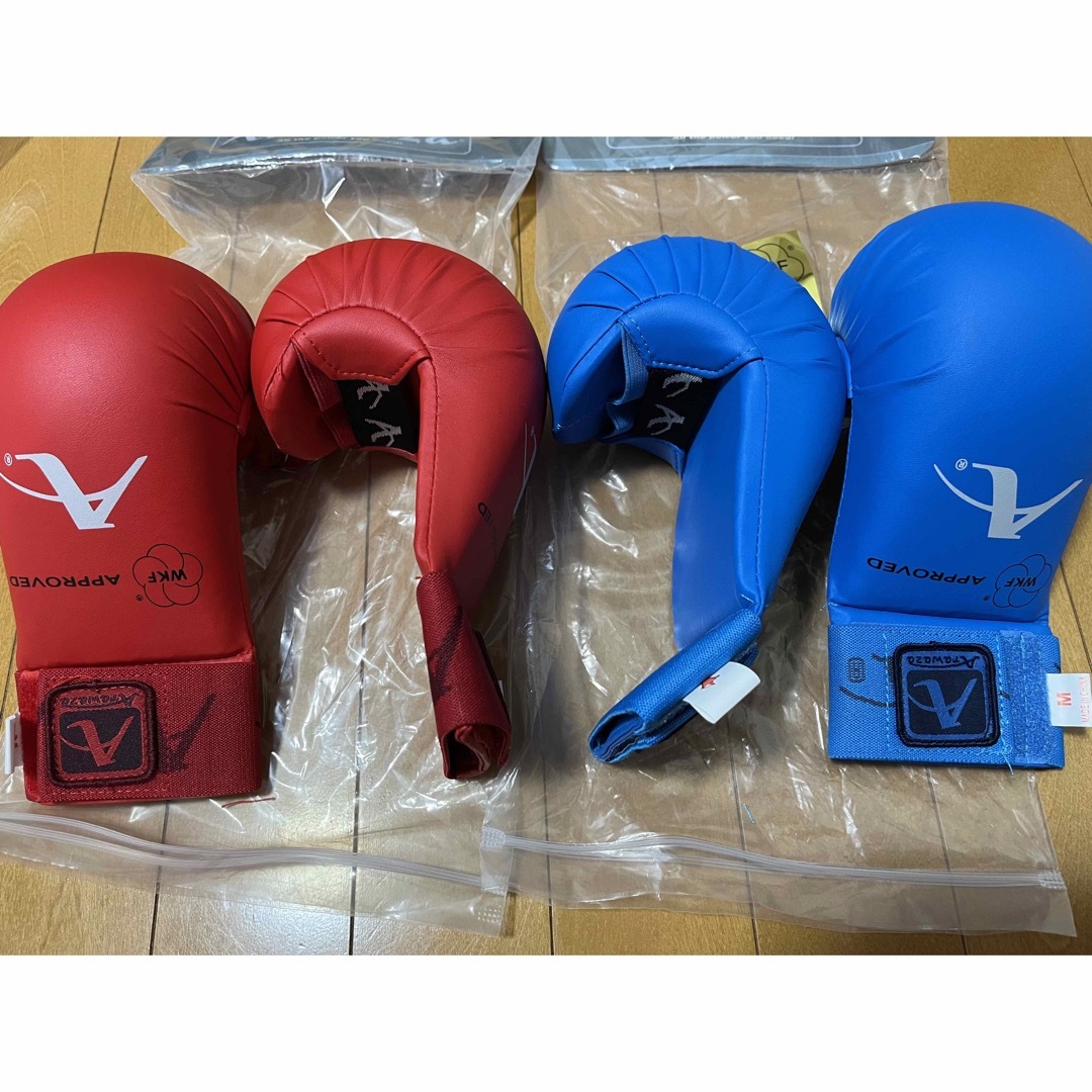 空手　新品拳サポーター　赤・青２セット！ スポーツ/アウトドアの野球(防具)の商品写真